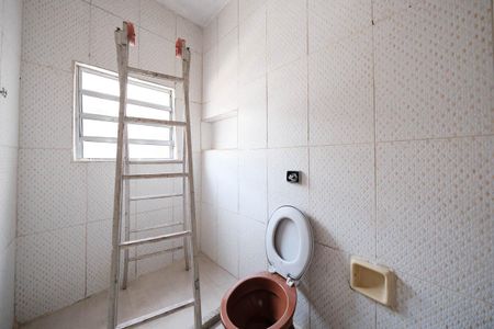 Banheiro de casa para alugar com 1 quarto, 40m² em Jardim Verônia, São Paulo