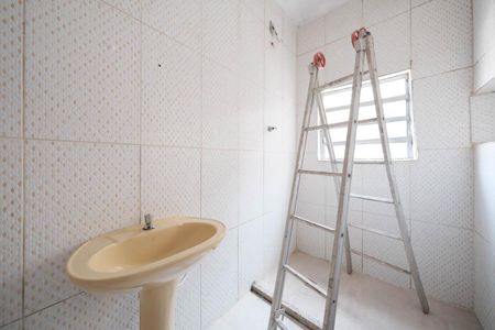 Banheiro de casa para alugar com 1 quarto, 40m² em Jardim Verônia, São Paulo