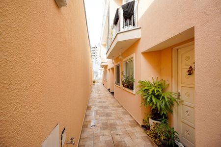 Casa de condomínio para alugar com 72m², 2 quartos e 2 vagas Casa de condomínio para alugar com 72m², 2 quartos e 2 vagasCorredor externo