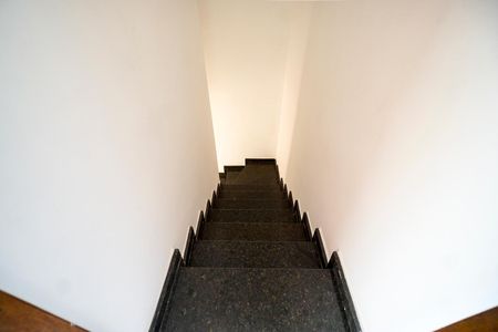 Casa de condomínio para alugar com 72m², 2 quartos e 2 vagas Casa de condomínio para alugar com 72m², 2 quartos e 2 vagasEscada