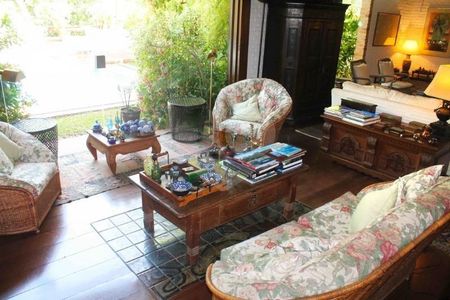 Casa à venda com 5 quartos, 650m² em Chácara Monte Alegre, São Paulo