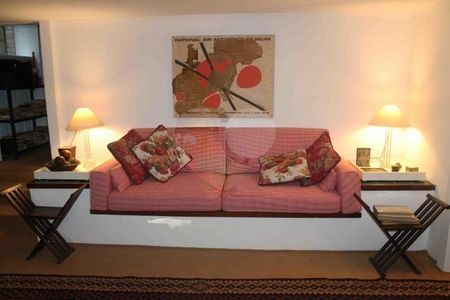 Casa à venda com 5 quartos, 650m² em Chácara Monte Alegre, São Paulo