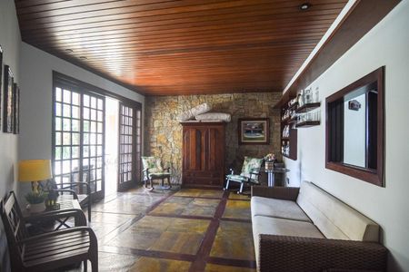 Casa à venda com 5 quartos, 650m² em São Francisco, Niterói