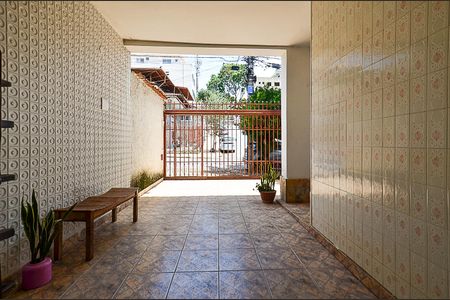 Casa à venda com 250m², 6 quartos e 2 vagas Casa à venda com 250m², 6 quartos e 2 vagasGaragem