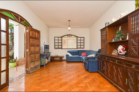 Casa à venda com 250m², 6 quartos e 2 vagas Casa à venda com 250m², 6 quartos e 2 vagasSala de Estar