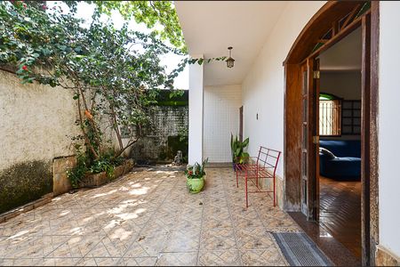 Casa à venda com 250m², 6 quartos e 2 vagas Casa à venda com 250m², 6 quartos e 2 vagasVaranda