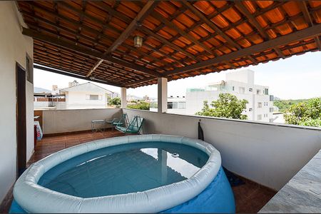 Casa à venda com 250m², 6 quartos e 2 vagas Casa à venda com 250m², 6 quartos e 2 vagasTerraço