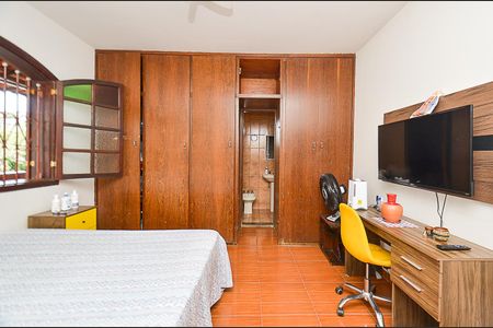 Casa à venda com 250m², 6 quartos e 2 vagas Casa à venda com 250m², 6 quartos e 2 vagasQuarto 4