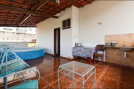 Casa à venda com 250m², 6 quartos e 2 vagas Casa à venda com 250m², 6 quartos e 2 vagasTerraço