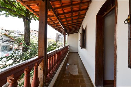 Casa à venda com 250m², 6 quartos e 2 vagas Casa à venda com 250m², 6 quartos e 2 vagasVaranda