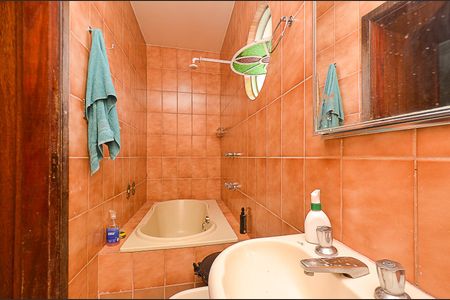 Casa à venda com 250m², 6 quartos e 2 vagas Casa à venda com 250m², 6 quartos e 2 vagasBanheiro 1