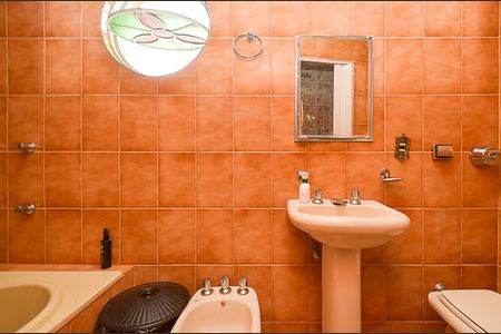 Casa à venda com 250m², 6 quartos e 2 vagas Casa à venda com 250m², 6 quartos e 2 vagasBanheiro 1