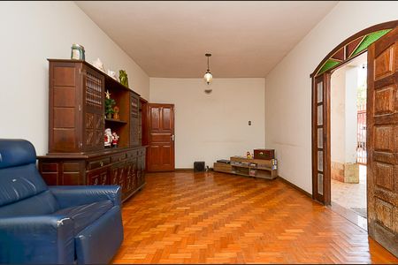 Casa à venda com 250m², 6 quartos e 2 vagas Casa à venda com 250m², 6 quartos e 2 vagasSala de Estar