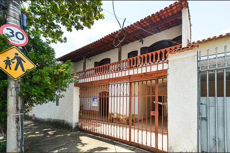 Casa à venda com 250m², 6 quartos e 2 vagas Casa à venda com 250m², 6 quartos e 2 vagasFachada