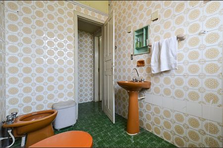 Casa à venda com 250m², 6 quartos e 2 vagas Casa à venda com 250m², 6 quartos e 2 vagasBanheiro Suíte 2