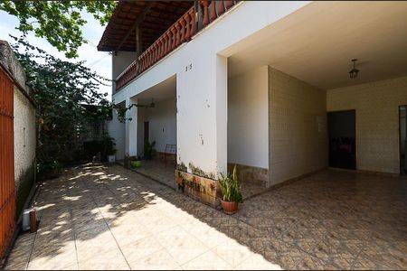 Casa à venda com 250m², 6 quartos e 2 vagas Casa à venda com 250m², 6 quartos e 2 vagasGaragem