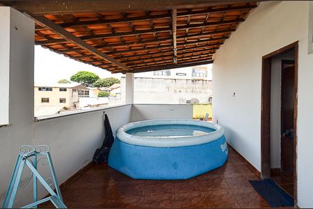 Casa à venda com 250m², 6 quartos e 2 vagas Casa à venda com 250m², 6 quartos e 2 vagasTerraço