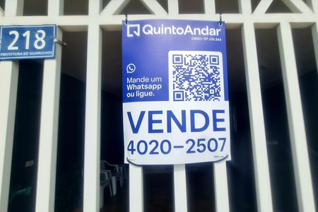 Casa à venda com 150m², 5 quartos e 2 vagas Casa à venda com 150m², 5 quartos e 2 vagasFachada do imóvel com placa QuintoAndar