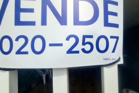 Casa à venda com 150m², 5 quartos e 2 vagas Casa à venda com 150m², 5 quartos e 2 vagasFachada do imóvel com placa QuintoAndar