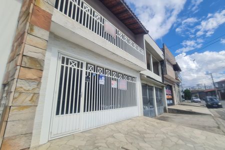 Casa à venda com 150m², 5 quartos e 2 vagas Casa à venda com 150m², 5 quartos e 2 vagasFachada do imóvel com placa QuintoAndar