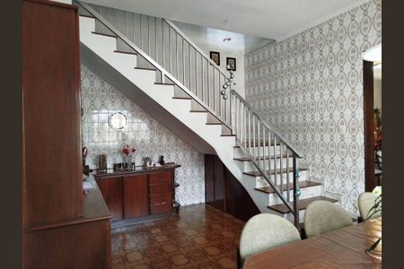 Casa à venda com 300m², 4 quartos e 4 vagasEscada