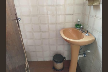 Casa à venda com 300m², 4 quartos e 4 vagasBanheiro 4 - área de serviço