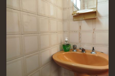 Casa à venda com 300m², 4 quartos e 4 vagasBanheiro 4 - área de serviço