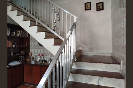 Casa à venda com 300m², 4 quartos e 4 vagasEscada