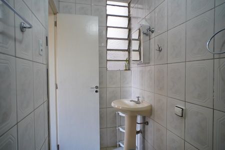 Banheiro de apartamento à venda com 1 quarto, 43m² em Centro Histórico, Porto Alegre
