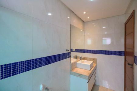 Casa à venda com 383m², 4 quartos e 5 vagasBanheiro da Suíte 2