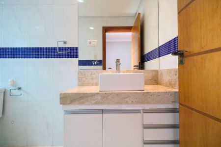 Casa à venda com 383m², 4 quartos e 5 vagasBanheiro da Suíte 2