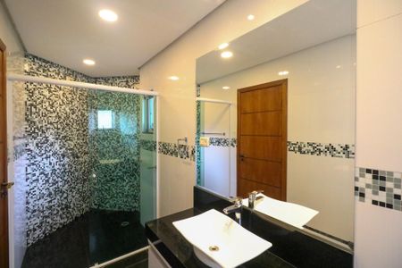 Casa à venda com 383m², 4 quartos e 5 vagasBanheiro da Suíte 1