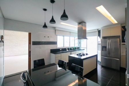 Casa à venda com 383m², 4 quartos e 5 vagasCozinha