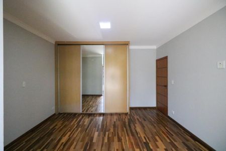 Casa à venda com 383m², 4 quartos e 5 vagasSuíte 2