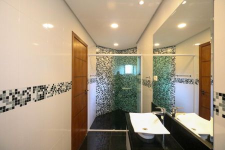 Casa à venda com 383m², 4 quartos e 5 vagasBanheiro da Suíte 1