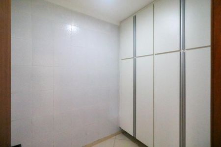 Casa à venda com 383m², 4 quartos e 5 vagasQuarto de Serviço