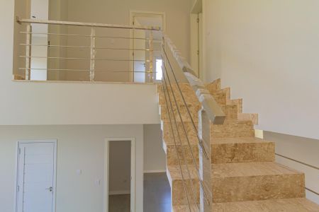 Casa de condomínio à venda com 228m², 3 quartos e 2 vagasEscada