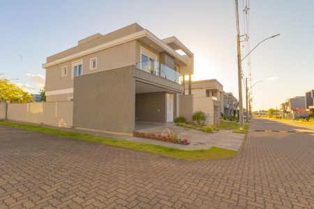 Casa de condomínio à venda com 228m², 3 quartos e 2 vagas Casa de condomínio à venda com 228m², 3 quartos e 2 vagasFachada