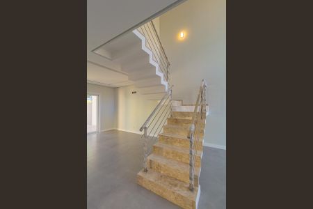 Casa de condomínio à venda com 228m², 3 quartos e 2 vagasEscada