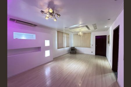 Casa para alugar com 266m², 4 quartos e 4 vagasSala