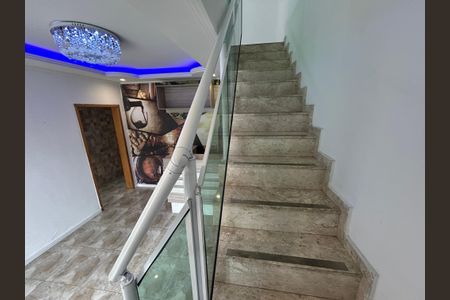 Casa para alugar com 266m², 4 quartos e 4 vagasEscada