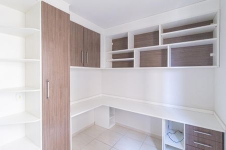 Quarto 1 de apartamento para alugar com 2 quartos, 48m² em Parque Roseira, Carapicuíba
