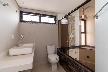 Apartamento à venda com 250m², 4 quartos e 4 vagasBanheiro da Suíte 1