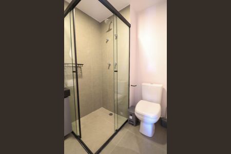 Banheiro de kitnet/studio para alugar com 1 quarto, 24m² em Cidade Monções, São Paulo