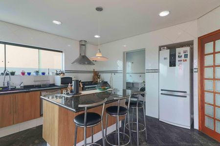 Casa para alugar com 500m², 4 quartos e 5 vagasCozinha e Área de Serviço