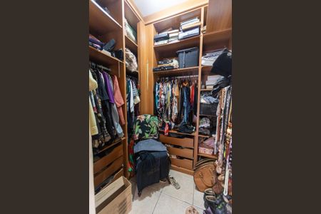 Casa à venda com 270m², 4 quartos e 2 vagasCloset Suíte 2