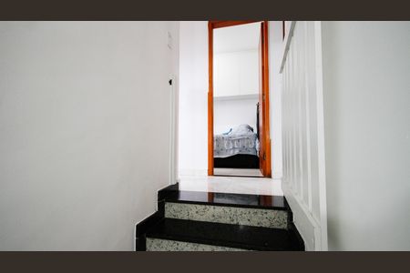 Casa de condomínio para alugar com 56m², 2 quartos e 1 vagaEscada