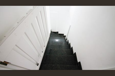 Casa de condomínio para alugar com 56m², 2 quartos e 1 vagaEscada