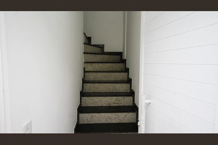 Casa de condomínio para alugar com 56m², 2 quartos e 1 vagaEscada