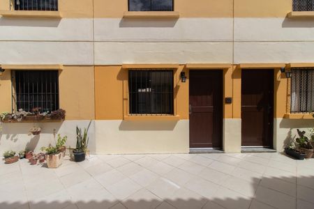 Casa de condomínio à venda com 64m², 3 quartos e 2 vagas Casa de condomínio à venda com 64m², 3 quartos e 2 vagasFachada